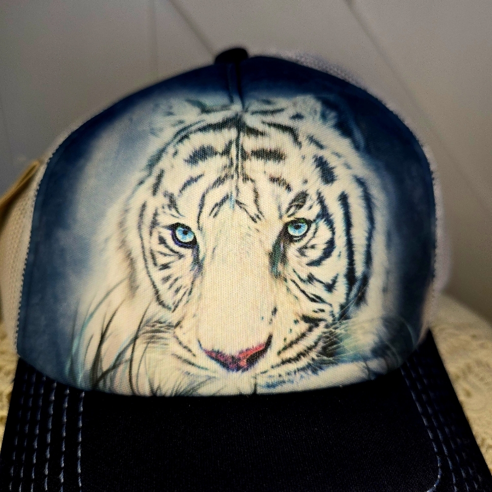 White Trucker Hat Tiger Graphic Cap "The Mountain"
